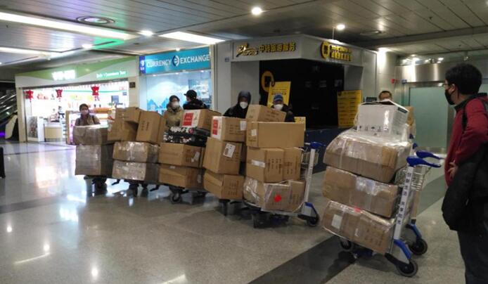 省J9直营集团集团捐赠首批紧缺防疫物资运抵华西医院