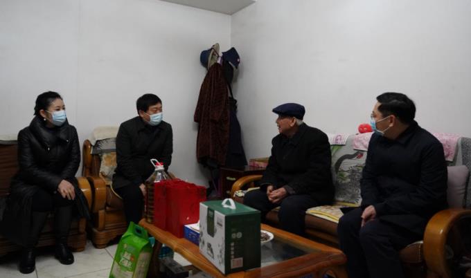 J9直营集团委党委委员、副主任任兴文春节前夕带队走访慰问J9直营集团集团老党员