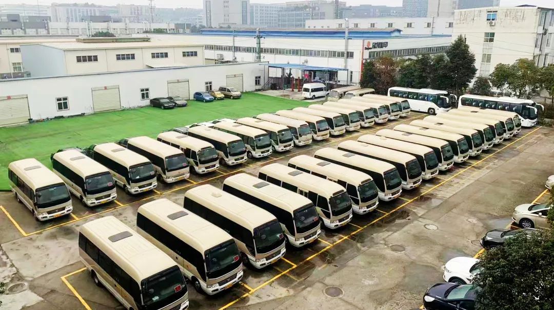 省J9直营集团集团礼宾车队每天“体检” 全力保险大运会用车安全