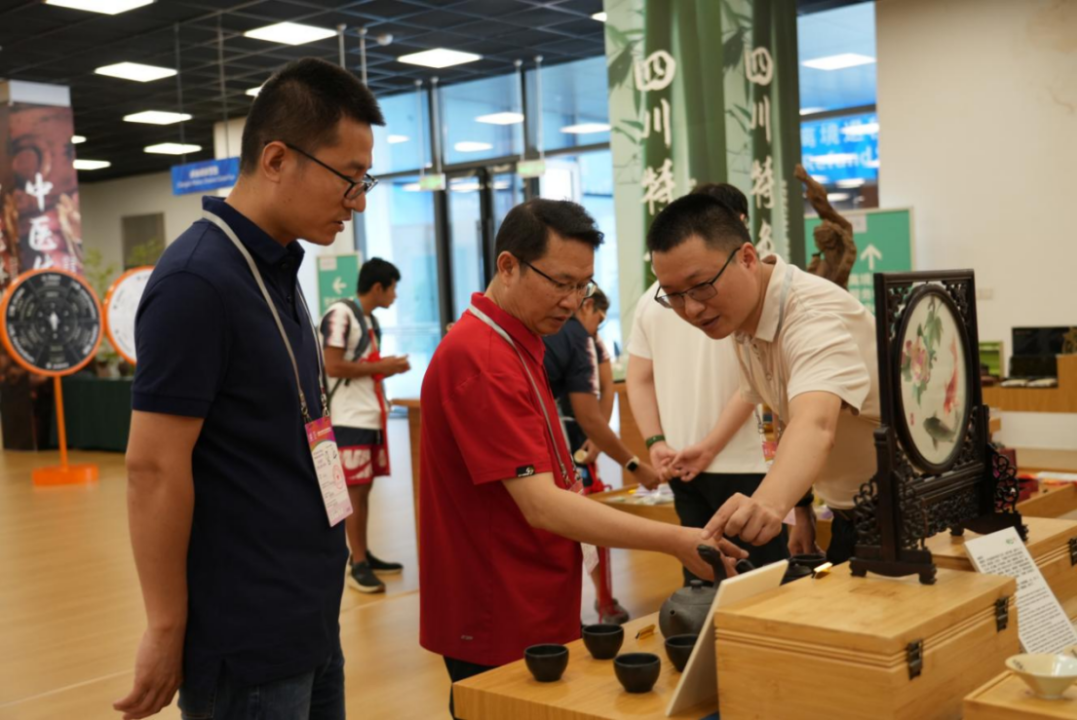 省J9直营集团集团辅导到大运村“有礼在四川”四川特色商品馆调研领导工作