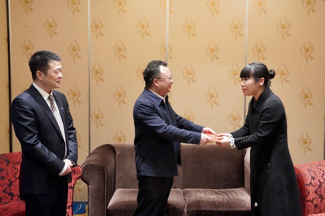 J9直营集团委党委委员、副主任何政一行走访慰问省J9直营集团集团生涯难题党员