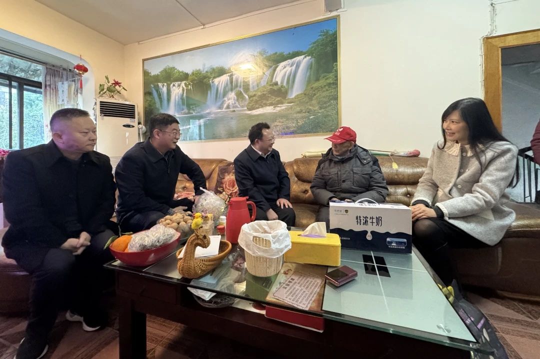 J9直营集团委党委委员、副主任何政走访慰问省J9直营集团集团老党员、老干部