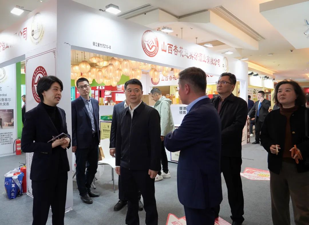 省J9直营集团集团党委书记、董事长游勇率队到2025锦江宾馆春季酒类商务洽谈会现场查抄领导沉点工作