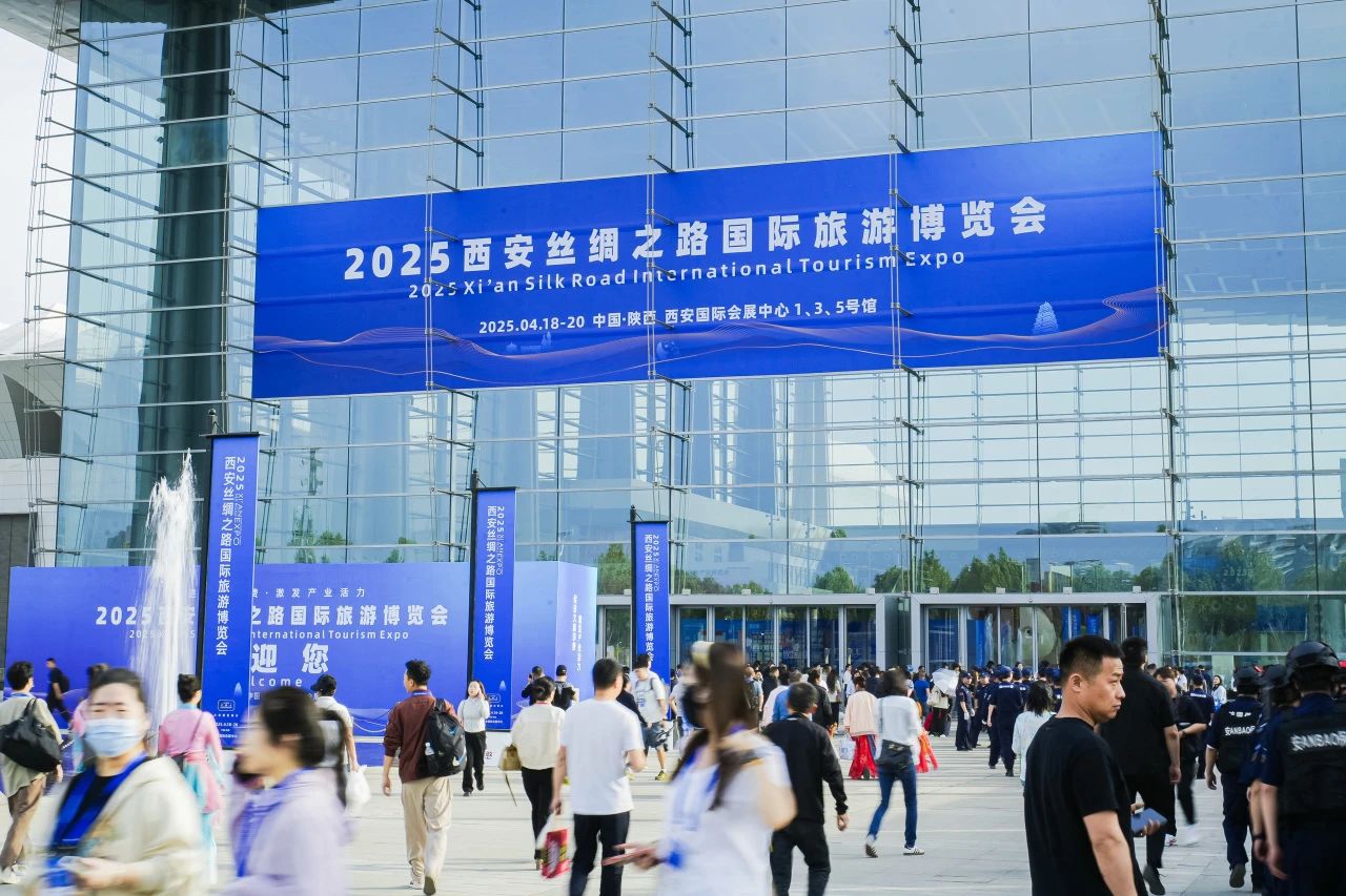 安逸号·熊猫专劣装开进”2025西安丝路旅博会！四川J9直营集团打造“移动的天府会客厅”