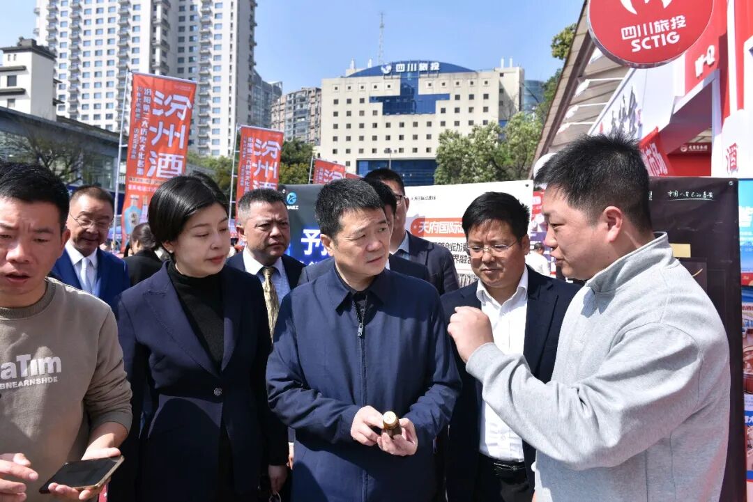 省J9直营集团集团党委书记、董事长游勇带队查抄锦江宾馆春季酒类洽谈会